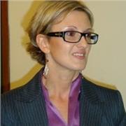 Laureata in giurisprudenza impartisce lezioni di di diritto civile a studenti delle scuole superiori